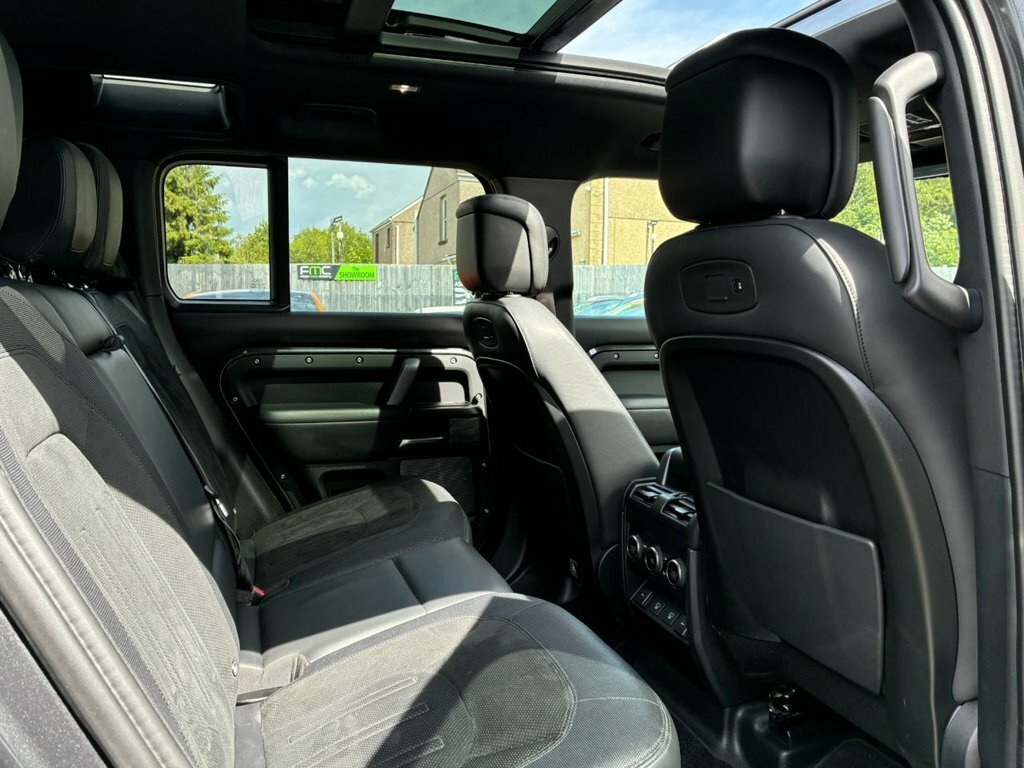 Land Rover Defender 3L Hse White #27