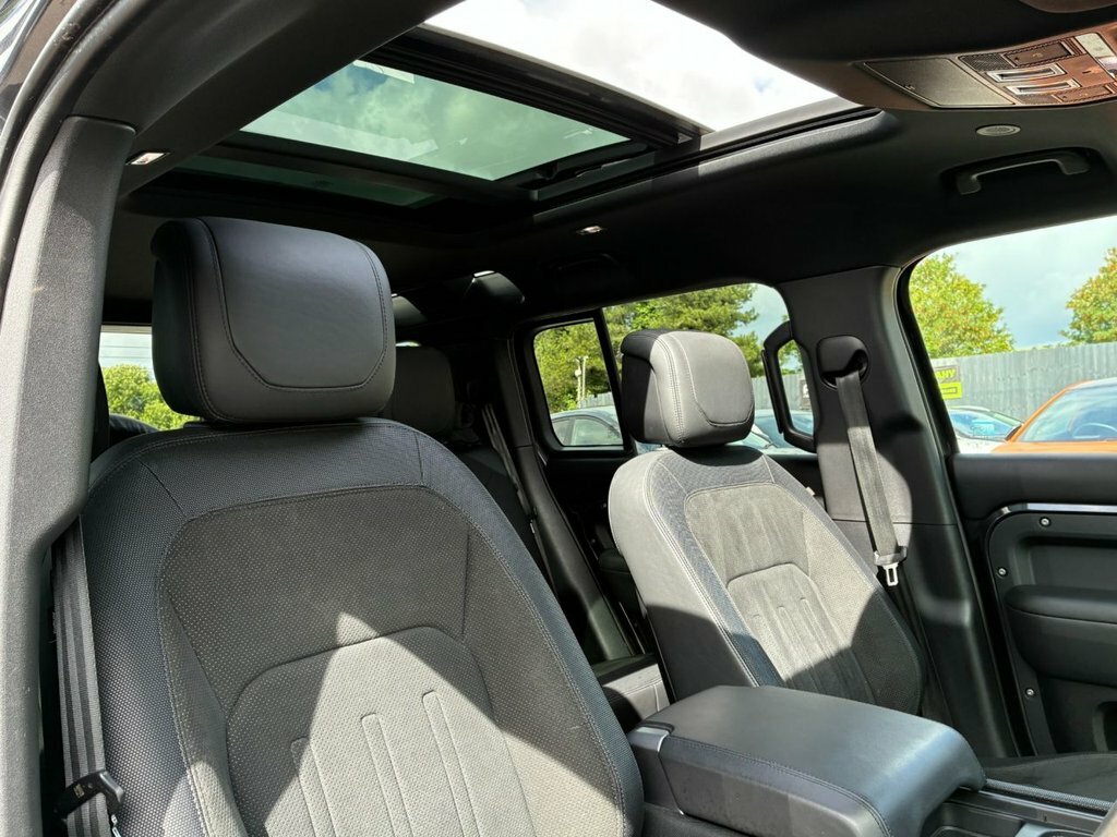 Land Rover Defender 3L Hse White #28