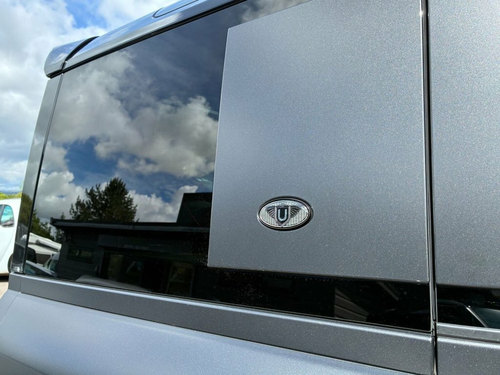 Land Rover Defender 3L Hse White #25