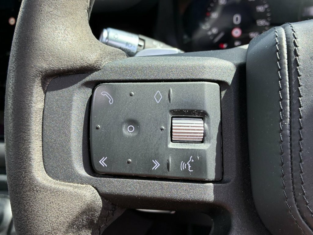 Land Rover Defender 3L Hse White #19
