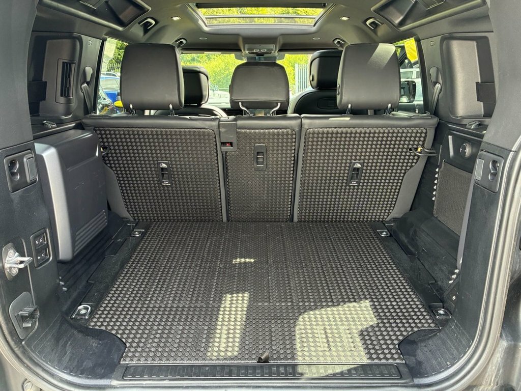 Land Rover Defender 3L Hse White #26