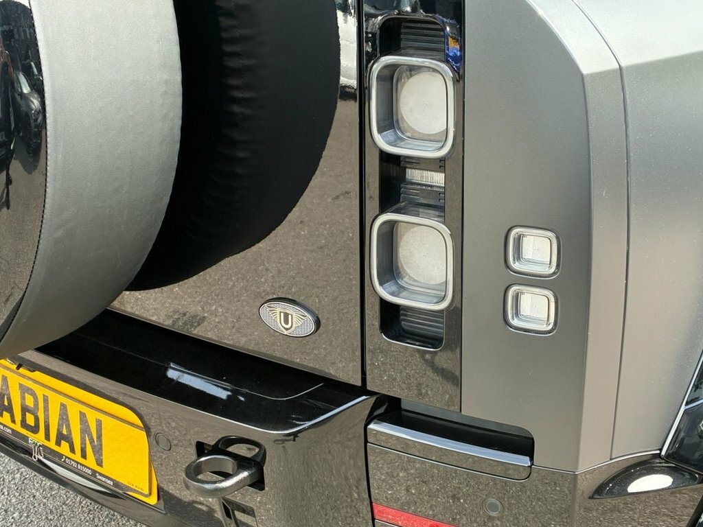 Land Rover Defender 3L Hse White #14