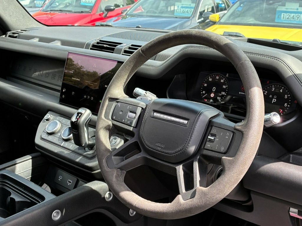 Land Rover Defender 3L Hse White #29