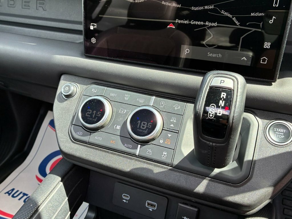 Land Rover Defender 3L Hse White #22