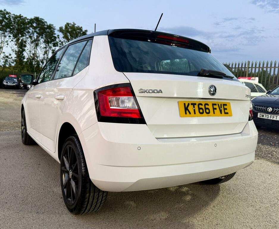 Skoda Fabia Colour Edition White #4