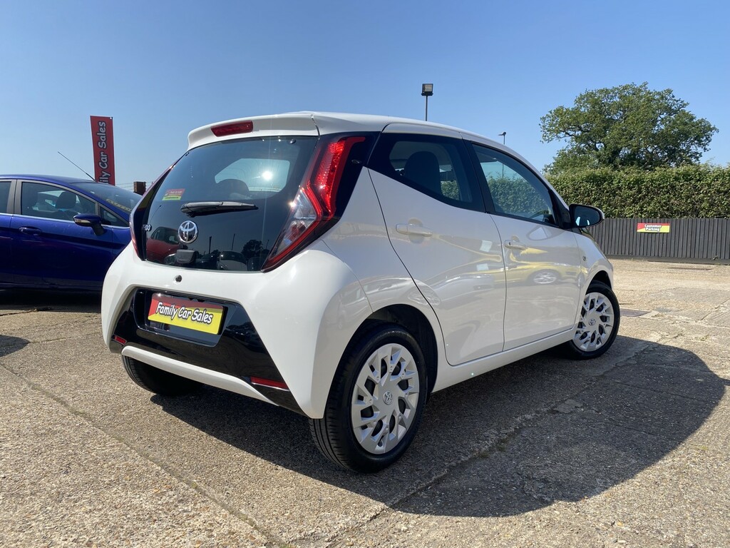 Toyota Aygo 1.0 Vvt-i X-play White #3