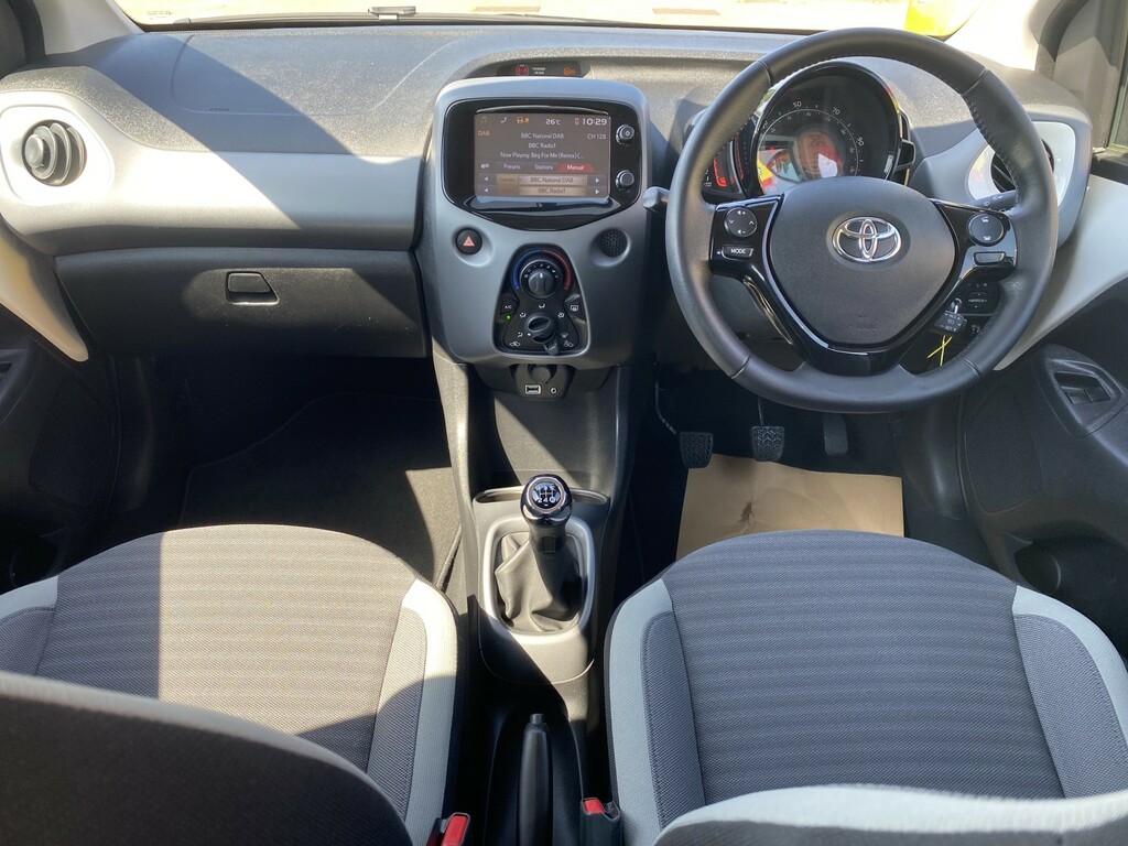 Toyota Aygo 1.0 Vvt-i X-play White #2