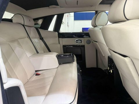 Rolls-Royce Phantom V12 Black #114
