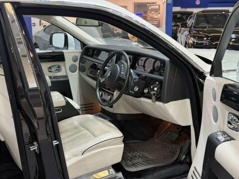 Rolls-Royce Phantom V12 Black #105
