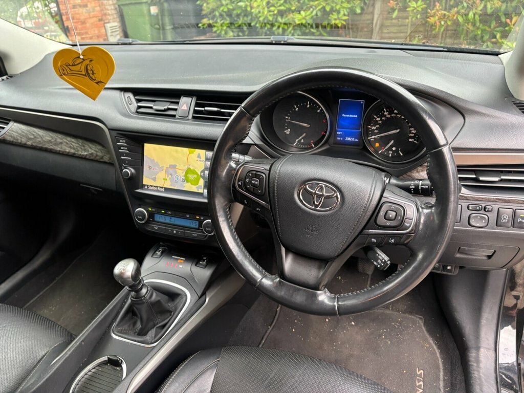 Toyota Avensis D-4d Active White #9