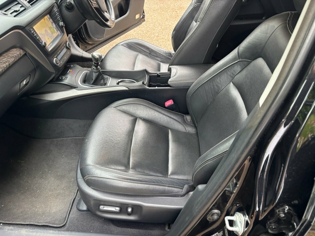 Toyota Avensis D-4d Active White #8