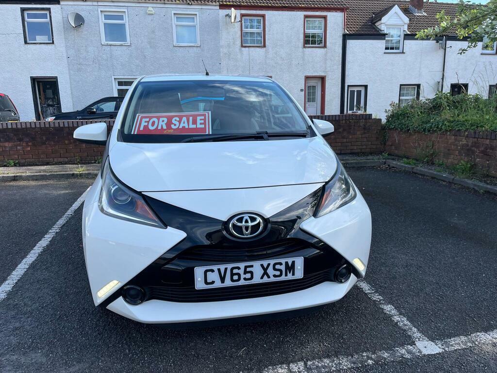 Toyota Aygo 1.0 Vvt-i X-play Euro 5 White #2