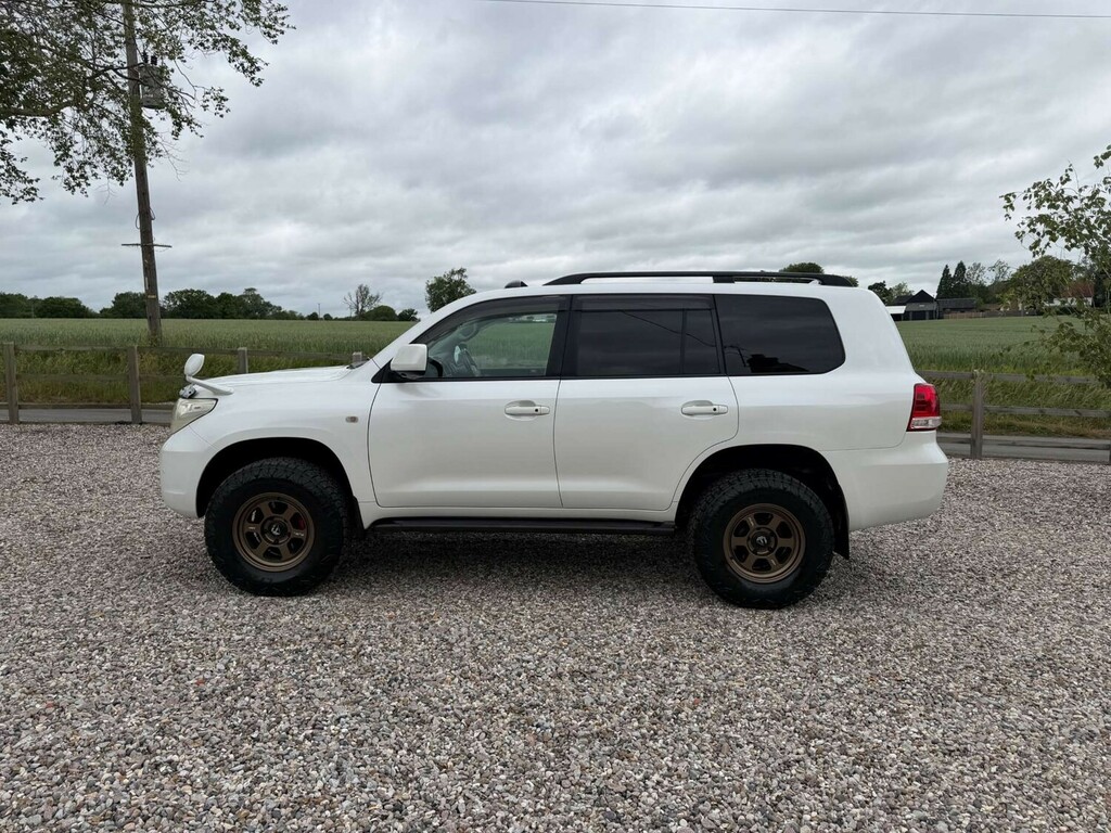 Toyota Land Cruiser 4Wd Suv White #6