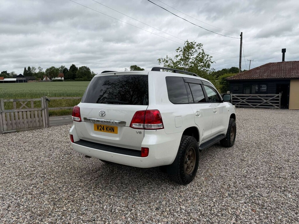 Toyota Land Cruiser 4Wd Suv White #4