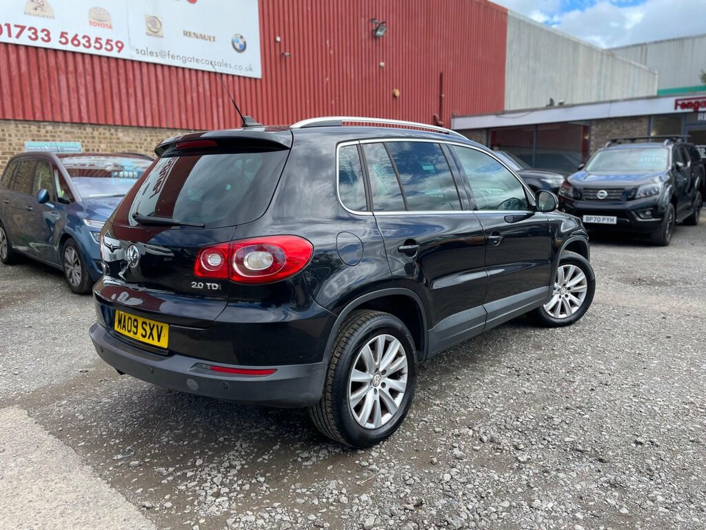 Volkswagen Tiguan Suv Black #3