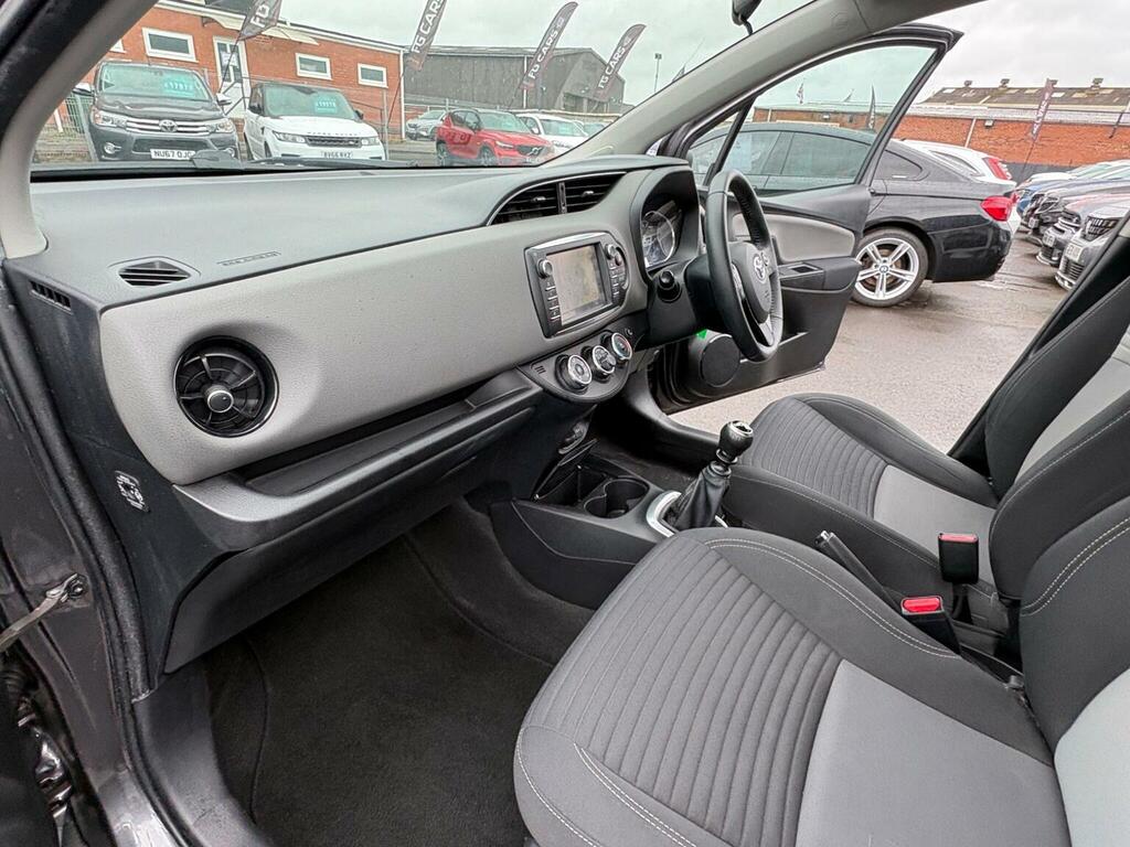 Toyota Yaris 1.5 Vvt-i Icon Tech Euro 6 Grey #4
