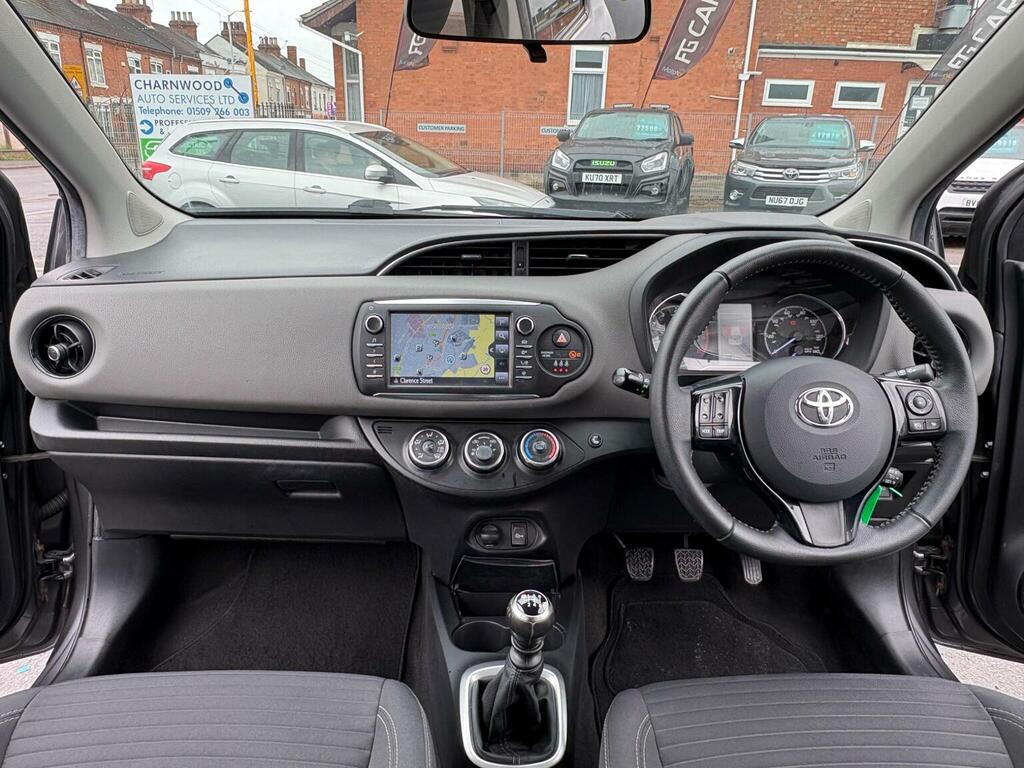 Toyota Yaris 1.5 Vvt-i Icon Tech Euro 6 Grey #2