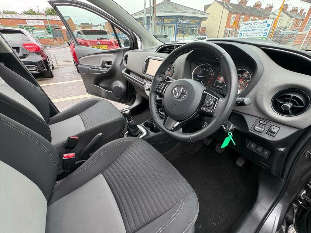 Toyota Yaris 1.5 Vvt-i Icon Tech Euro 6 Grey #3