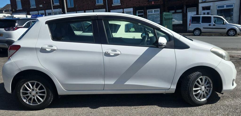 Toyota Vitz Yaris 1.0 White #6