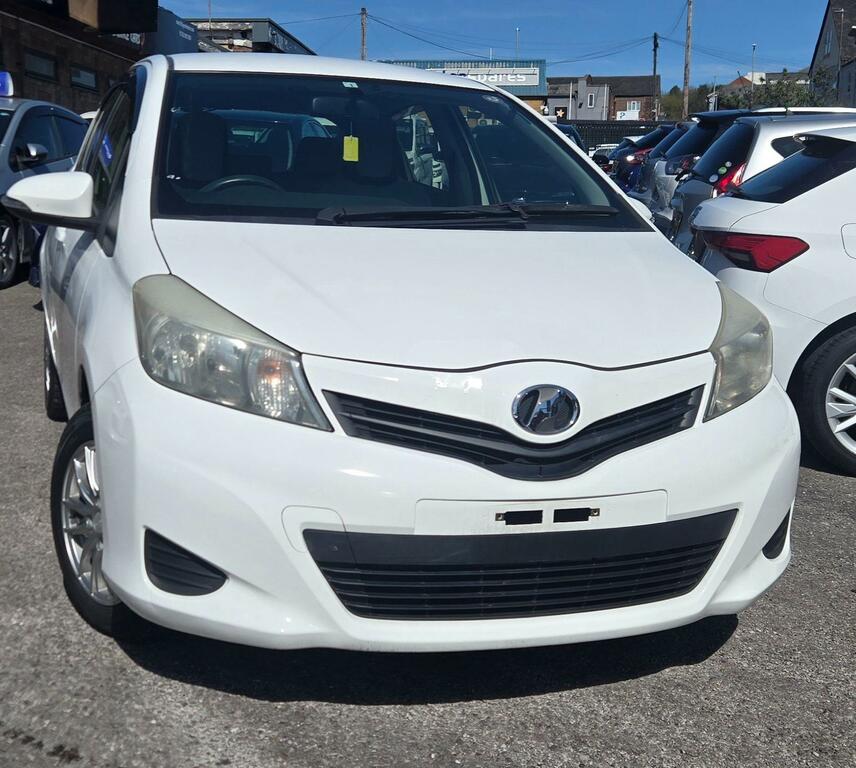 Toyota Vitz Yaris 1.0 White #2