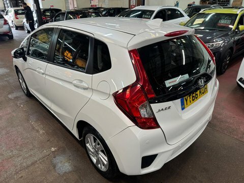 Honda Jazz I-vtec Se White #6
