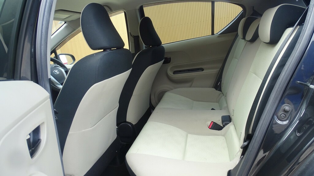 Toyota Aqua 1.5 Hydrid White #36