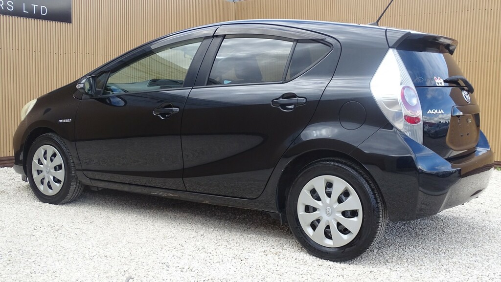 Toyota Aqua 1.5 Hydrid White #23