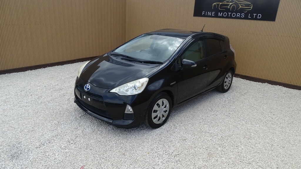 Toyota Aqua 1.5 Hydrid White #17