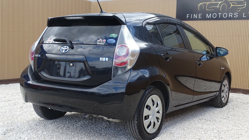 Toyota Aqua 1.5 Hydrid White #19
