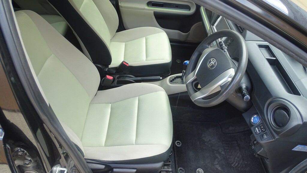 Toyota Aqua 1.5 Hydrid White #31