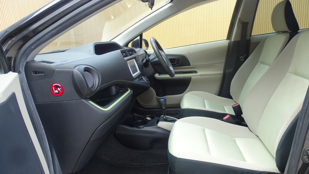Toyota Aqua 1.5 Hydrid White #37