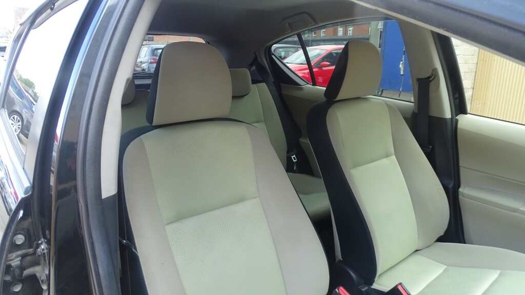 Toyota Aqua 1.5 Hydrid White #30