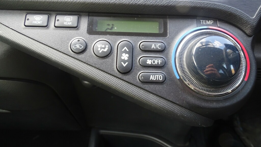 Toyota Aqua 1.5 Hydrid White #44