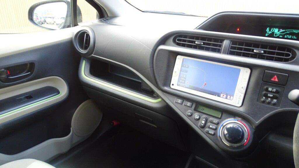 Toyota Aqua 1.5 Hydrid White #43