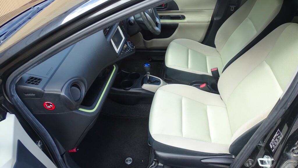 Toyota Aqua 1.5 Hydrid White #39