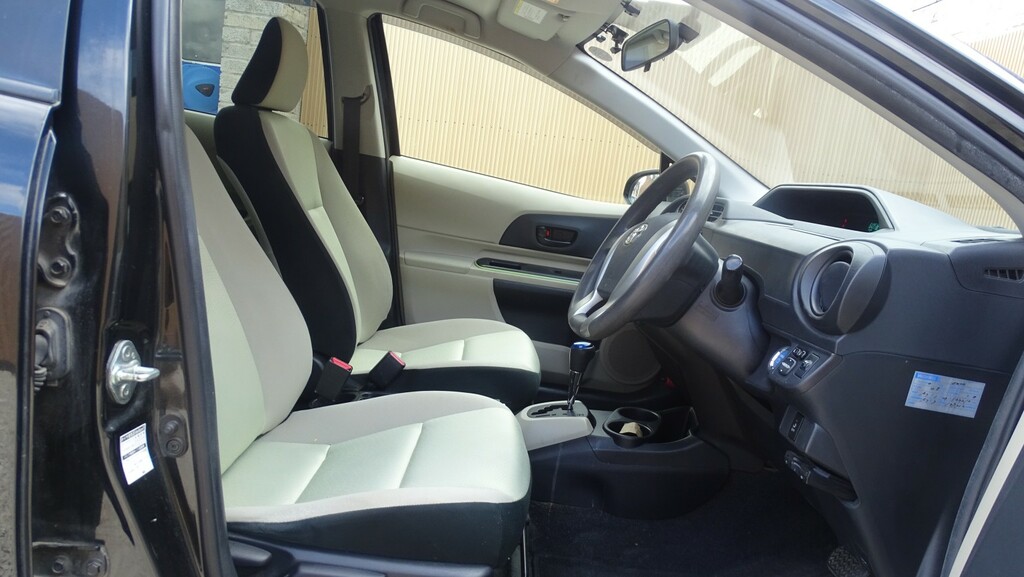 Toyota Aqua 1.5 Hydrid White #29
