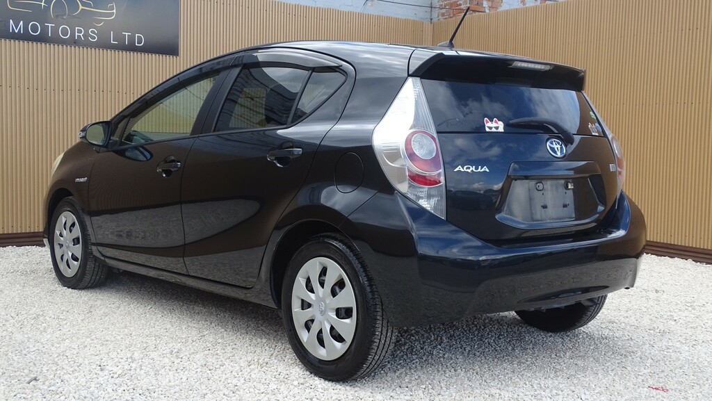 Toyota Aqua 1.5 Hydrid White #21
