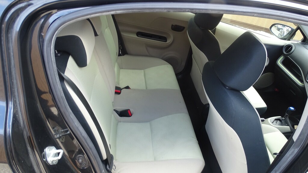Toyota Aqua 1.5 Hydrid White #33