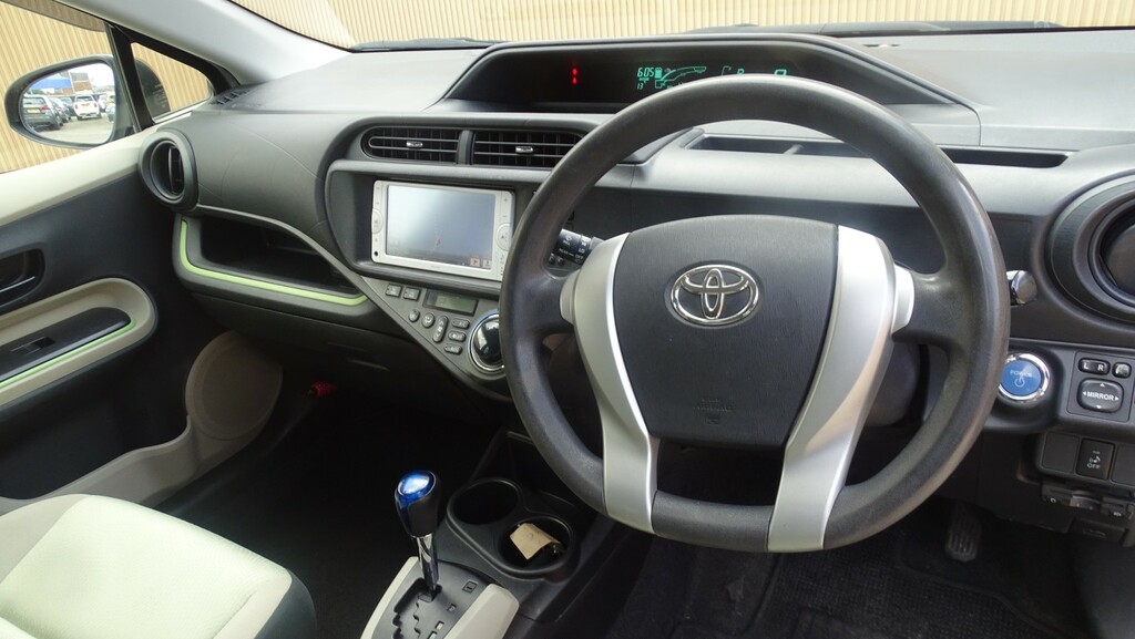 Toyota Aqua 1.5 Hydrid White #28