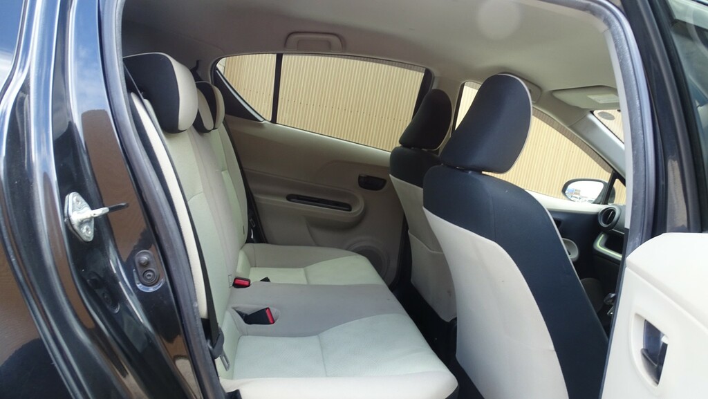 Toyota Aqua 1.5 Hydrid White #32