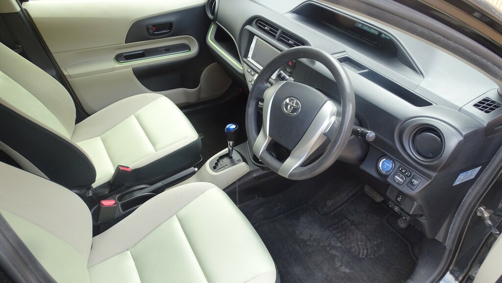 Toyota Aqua 1.5 Hydrid White #27