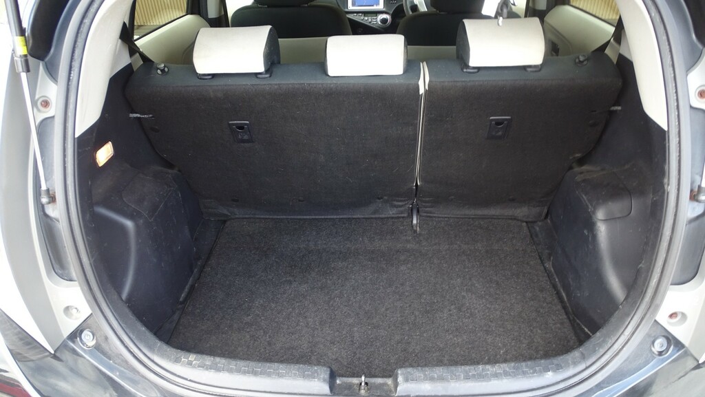 Toyota Aqua 1.5 Hydrid White #26