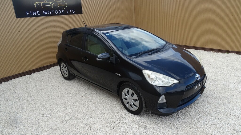Toyota Aqua 1.5 Hydrid White #16
