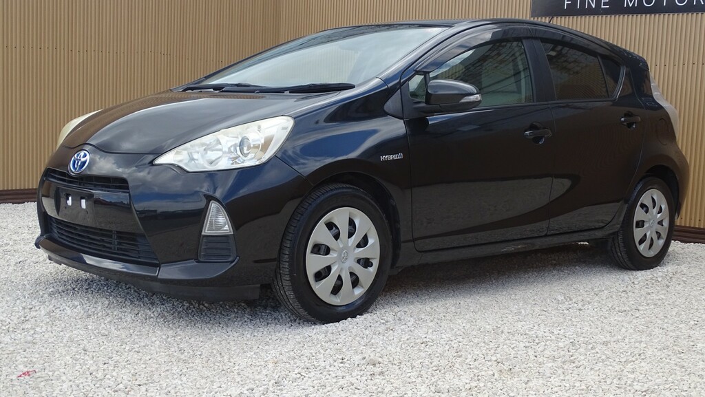 Toyota Aqua 1.5 Hydrid White #11