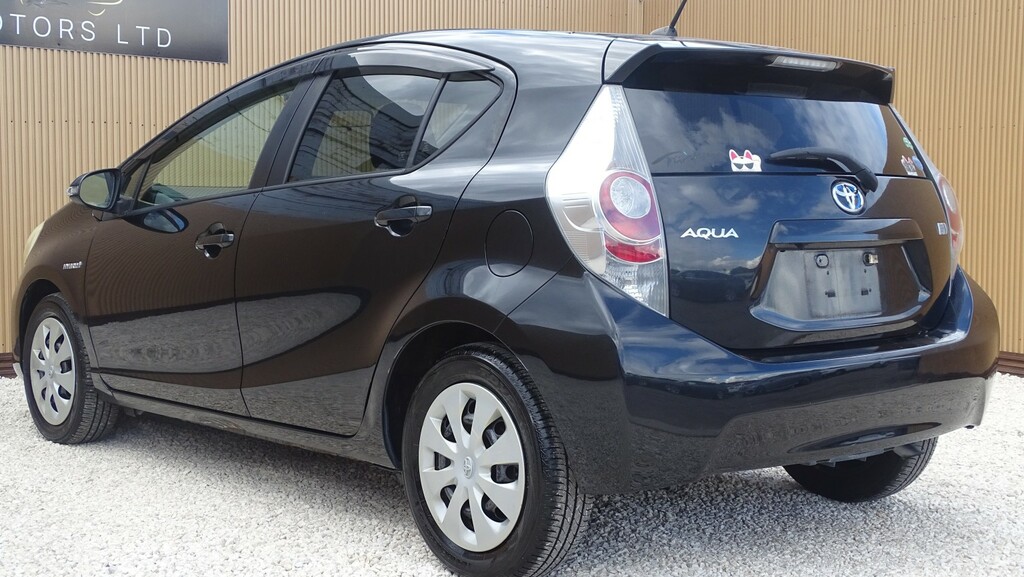 Toyota Aqua 1.5 Hydrid White #22