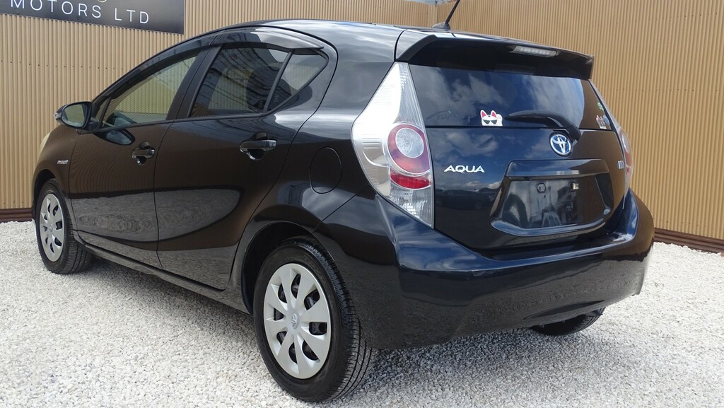 Toyota Aqua 1.5 Hydrid White #24