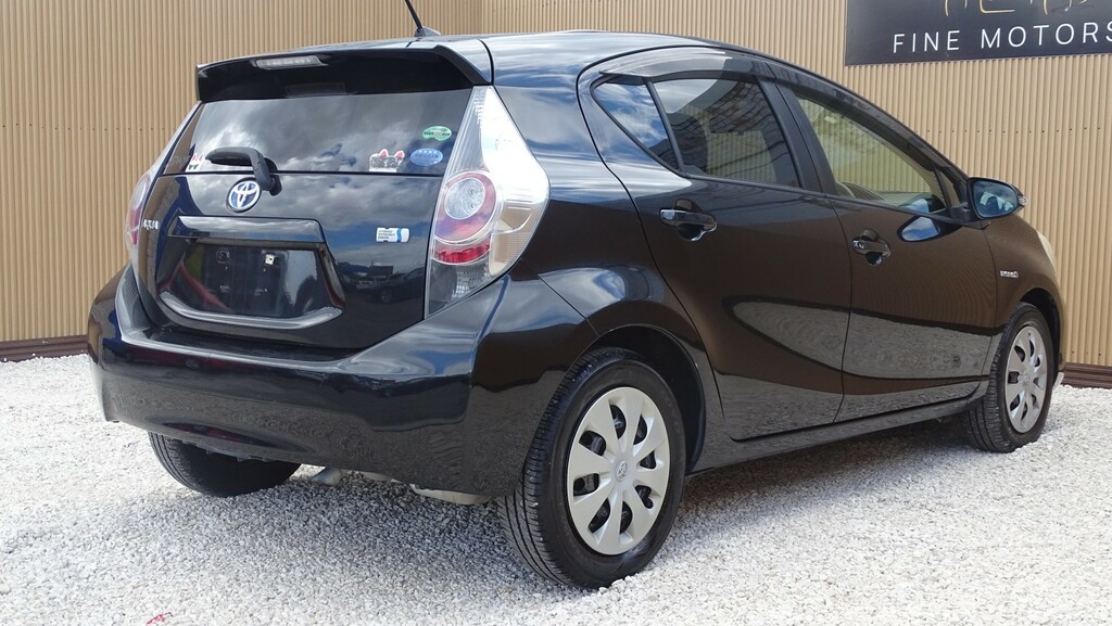 Toyota Aqua 1.5 Hydrid White #18