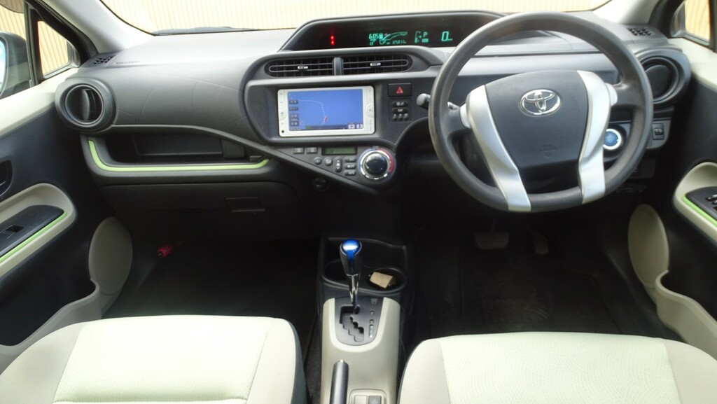 Toyota Aqua 1.5 Hydrid White #34