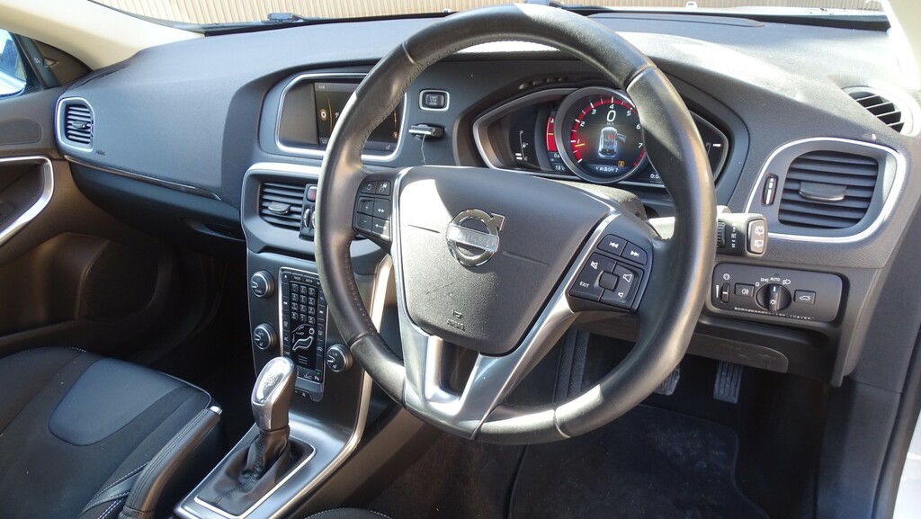 Volvo V40 2L Se Black #17