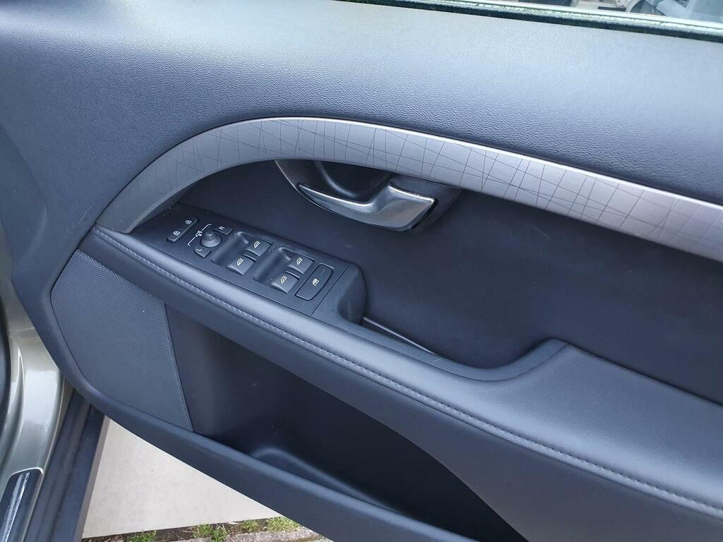Volvo XC70 2.4 D5 Se Lux Silver #35